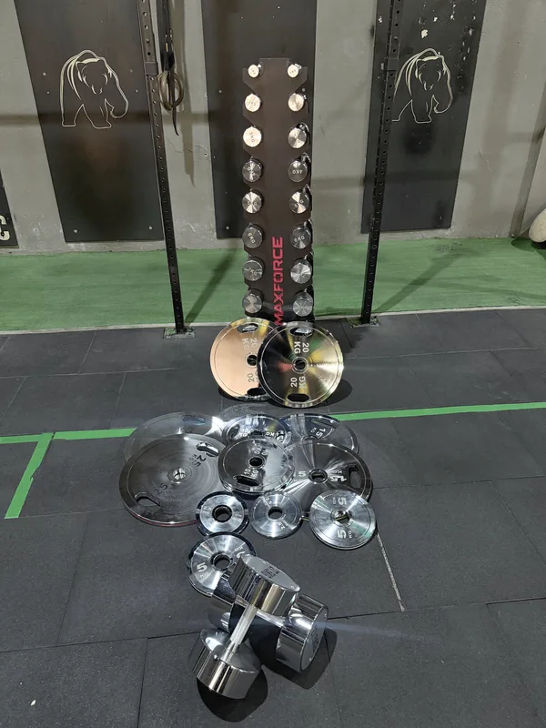 Kit de anilhas e torre cromada Max Force instalado em box de crossfit